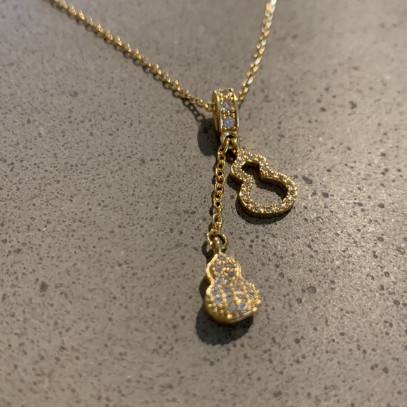 BRAND NEW Gorgeous Gold Necklace with Silver Pendants - Picture 4 of 4